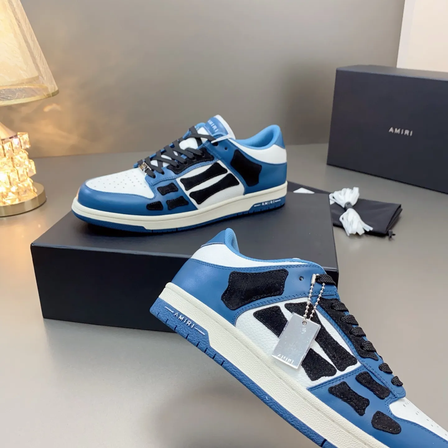 p580🐮🐮AMIRI Couple Style👑 The latest The Pacific Series Couple Style💀🦴Bone Stars Casual Sports Shoes Skateboard Shoes✔️ AMIRI's Pacific shoes are a sneaker that combines luxury and street style. Many celebrities and Internet celebrities have the same style. Its design and workmanship are very exquisite. Made of high-grade cow leather, soft to the touch and highly durable. 💎Fabrics: Original custom imported first-layer cowhide 💎Inner lining: Original customized breathable mesh 💎Foot: Original injection molded one-piece, comfortable, wear-resistant and not tiring for feet 💎Outsole: Original 1:1 molded three-color sole Original outsole 💎Sole thickness: 3CM 💎Size: Female 35-40 Male 39-46 💎Price; Top version 👑Special remarks Remark: (Female size 34 40 . Men's sizes 38 45 46 are customized and cannot be returned or exchanged. Please note when ordering! Thank you🤝🤝